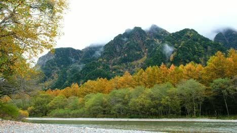 See-Taisho-Aussichtspunkt-in-der-Herbstsaison,-wasserreflexion-und-blauen-Wolken-Himmel-Morgen-rechtzeitig-in-Kamikochi-Nationalpark,-Japan.