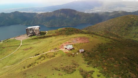 Vista-aérea-del-lago-Ashi-del-Monte-Komagatake,-Hakone,-Japón