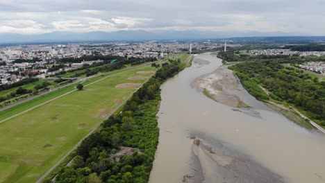 Vista-aérea-del-río-y-ciudad,-Obihiro,-Hokkaido,-Japón