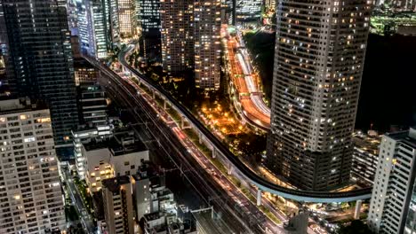 Vista-aérea-de-Timelapse-de-tráfico-de-Tokio-de-noche