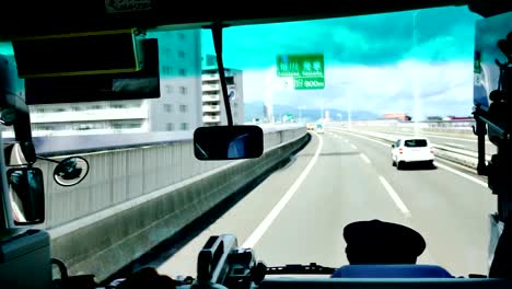 Zeitraffer-Aufnahme-von-innen-der-Tour-Bus-auf-der-Straße-&-hohe-Weg-von-Japan