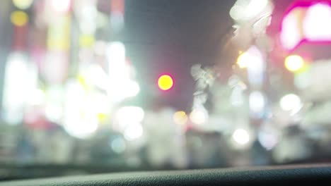 People-who-cross-the-crossing-in-Tokyo-Shinjuku-in-the-rain