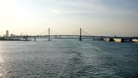 Breite-Schuss-der-beschäftigt-Yokohama-Japan-Brücke,-Führer-Boot,-Hafengebiet