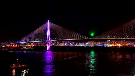 Nachtaufnahme-von-Korea-Busan-Brücke-und-Hafen-vom-Schiff