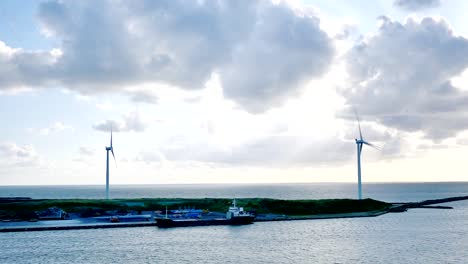 Breite-Schuss-des-Kreuzfahrtschiffes-verlassen-geschäftigen-Hafen-von-Japan-Tsuruga-in-der-Präfektur-Fukui