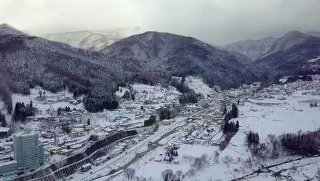 Vista-aérea-de-la-nieve-en-invierno-en-Yamanouchi-en-Nagano,-Japón