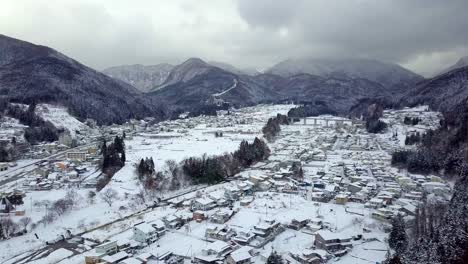 Luftaufnahme-von-Schnee-im-Winter-bei-Yamanouchi-in-Nagano,-Japan