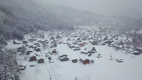 Die-traditionell-reetgedeckten-Häusern-in-Shirakawa-Go-wo-befindet-sich-das-Bergdorf-unter-dem-Schnee-in-der-Nähe-von-Gifu,-Ishikawa-und-Toyama-Präfektur-im-Winter,-Japan