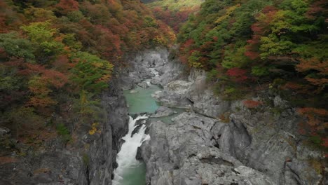 Luftaufnahme-des-Ryuokyo-Tal-und-im-Herbst-Laub,-Nikko,-Tochigi,-Japan