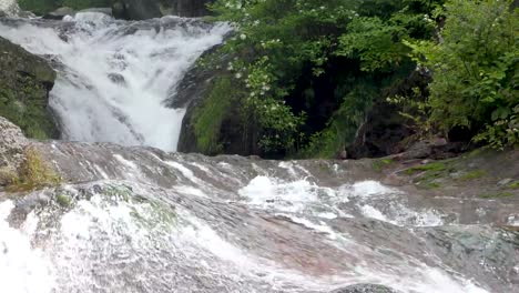 Cascada-de-Oshidori-en-verano,-Japón,-Nagano.