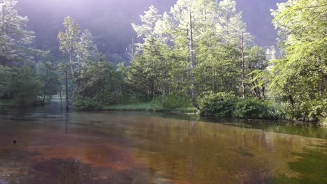 Estanque-de-Tashiro-en-Kamikochi,-Matsumoto,-Nagano,-Japón