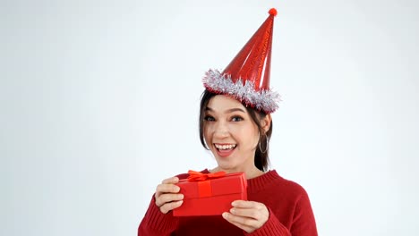 caja-de-regalo-de-Navidad-abierto-de-mujer-sobre-fondo-blanco