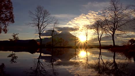 Reflejo-de-montaña-Fuji-con-árboles-secos-al-amanecer-cerca-de-Fujikawaguchiko,-Yamanashi,-Japón