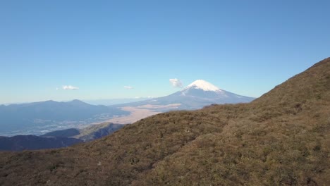 Mt.-Fuji-Reveal-hinter-einem-anderen-Berg