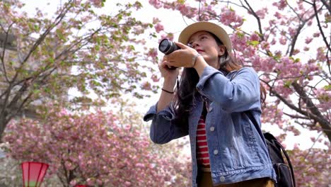 Blick-von-einer-schönen-Frau-fotografieren-nach-oben