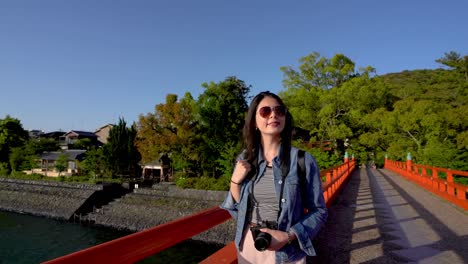 lady-wearing-sunglasses-and-looking-around