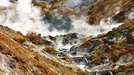 Video-cámara-lenta-cerca-de-humo-en-aguas-termales-Goshougake-Onsen-en-otoño-temporada-Prefectura-de-Akita-Japón.