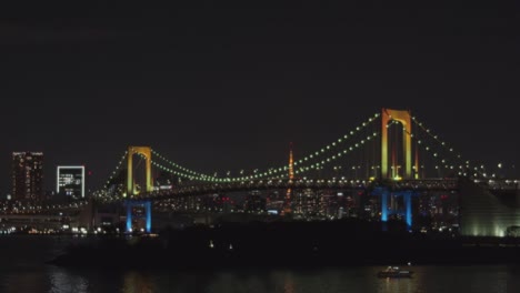 Vista-nocturna-de-Tokio,-visto-desde-la-bahía-de-Tokio---izquierda-Pan-a-derecha