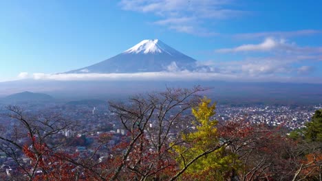 Fuji,-montaña-hermosa-con-Arce-en-temporada-otoño-Japón