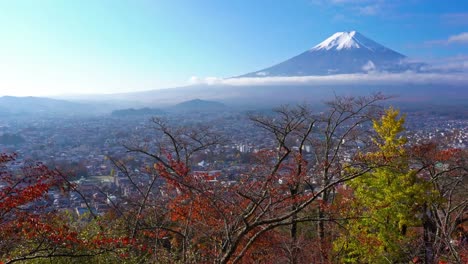 Fuji,-montaña-hermosa-con-Arce-en-temporada-otoño-Japón