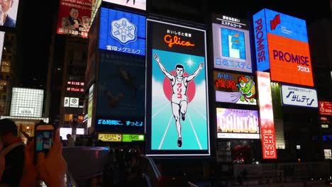 Time-Lapse-Blick-auf-touristische-Reisende-Menschen-beim-Einkaufen-und-Reisen-bei-Dotombori-Shinsaibashi-Osaka-Japan.-Osaka-ist-die-zweitgrößte-Metropolregion-in-Japan.