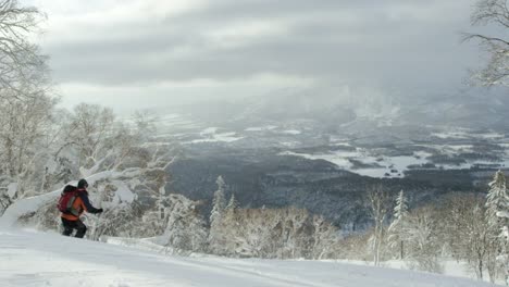 Esquiador-con-vista-al-valle