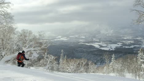 Skifahrer-mit-Blick-auf-das-Tal