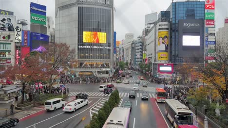Berühmte-Shibuya-Kreuzung-an-einem-wolkigen-Tag