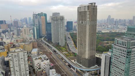 Zeitraffer-über-Tokyo-Stadt-an-einem-wolkigen-Tag