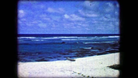 1944:-blauer-Himmel-Strand-weißen-Sand-majestätischen-Blick-Paradies-unberührte-Schönheit.