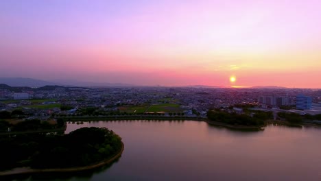 Antena:-Impresionante-panorámica-al-atardecer-tiro