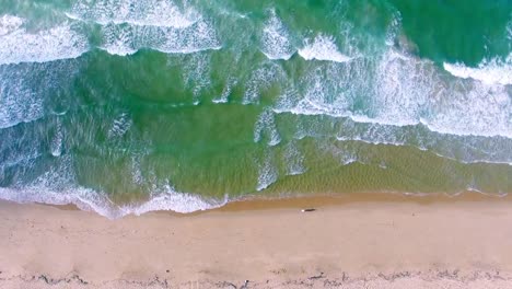 Vista-aérea-de-las-olas-del-mar