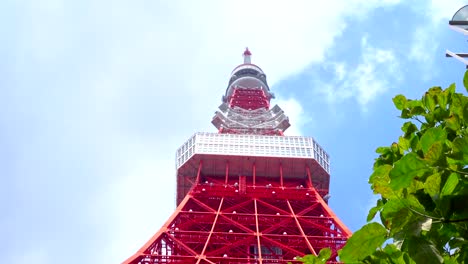 Tokyo-Tower-von-unten-im-blauen-Himmel