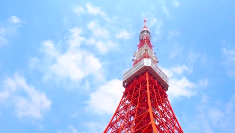 Tokyo-Tower-von-unten-im-blauen-Himmel