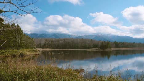 Cinco-lagos-de-Shiretoko,-Shiretoko-Goko,-en-el-Parque-Nacional-de-Shiretoko,-Hokkaido,-Japón,-filmada-en-4K