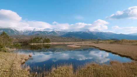 Cinco-lagos-de-Shiretoko,-Shiretoko-Goko,-en-el-Parque-Nacional-de-Shiretoko,-Hokkaido,-Japón,-filmada-en-4K