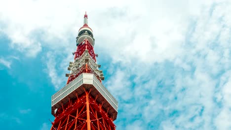 Zeitraffer-des-Tokioter-Turms-in-blauem-Himmel