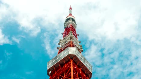 Zeitraffer-des-Tokioter-Turms-in-blauem-Himmel