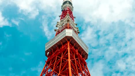 Lapso-de-tiempo-de-la-torre-de-Tokio-en-el-cielo-azul