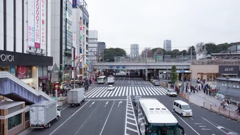 Zeitraffer-der-Fußgänger-überqueren-am-Bahnhof-Ueno-Tokio