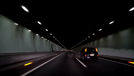 in-den-dunklen-Tunnel-fahren