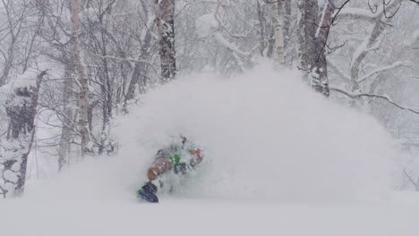 Snowboard-Tiefschnee-Spritzen-Schnee-Flocken-überall-auf-einem-schneit-stürmischen-Wintertag