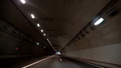 in-den-dunklen-Tunnel-fahren