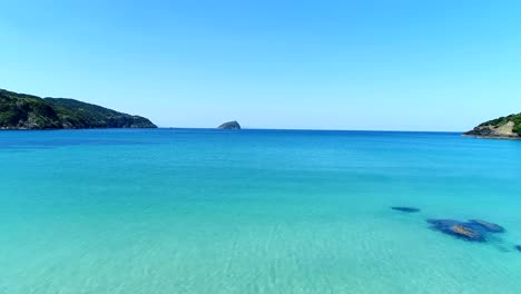 Landschaft-von-blauer-Strand