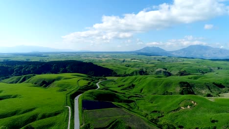 Landschaft-des-Aso-in-Japan