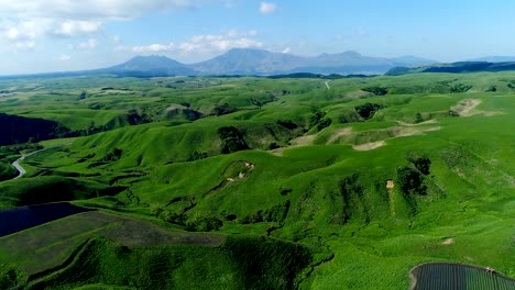 Landschaft-des-Aso-in-Japan