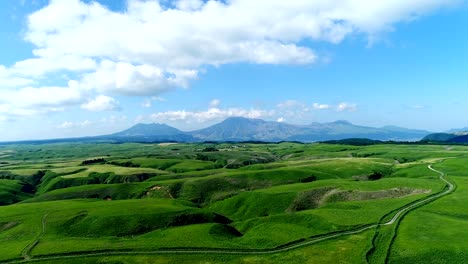 Landschaft-des-Aso-in-Japan