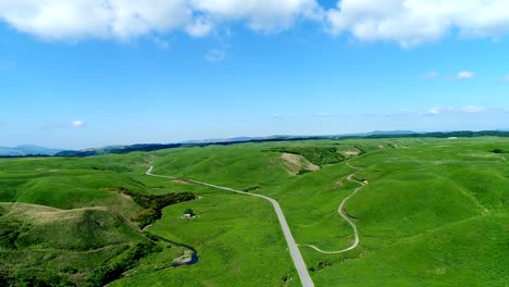 Landschaft-des-Aso-in-Japan