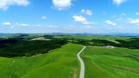 Landschaft-des-Aso-in-Japan