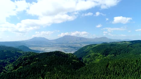 Landschaft-des-Aso-in-Japan